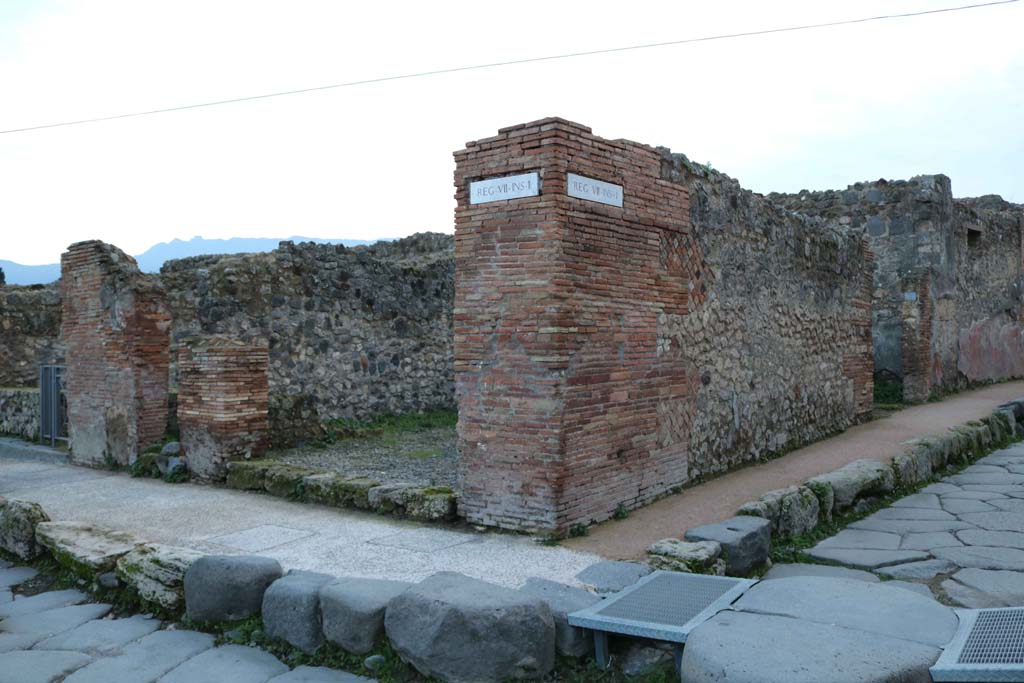 Via Stabiana, west side, on left. December 2018. 
Looking south-west across junction with Via degli Augustali, on right.  Photo courtesy of Aude Durand.