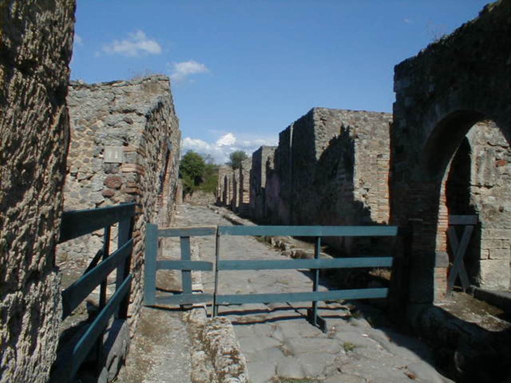 Unnamed vicolo between IX.3 and IX.2. September 2004. Looking east from Via Stabiana.
