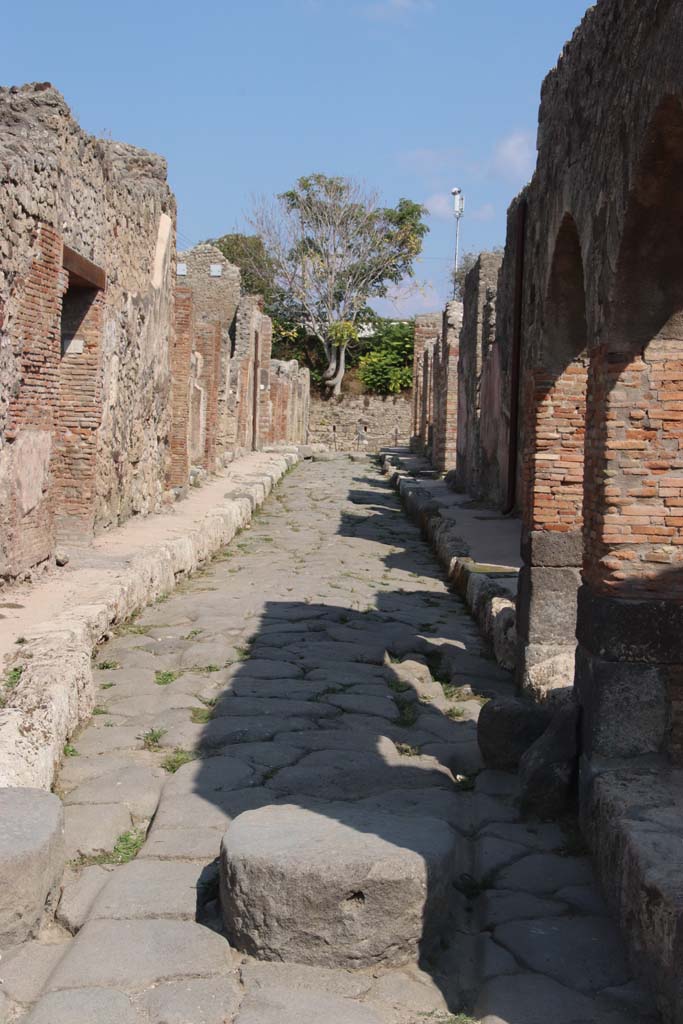 Unnamed vicolo between IX.3 and IX.2. September 2017. 
Looking east from near IX.2.1, on right, on junction with Via Stabiana. 
Photo courtesy of Klaus Heese.