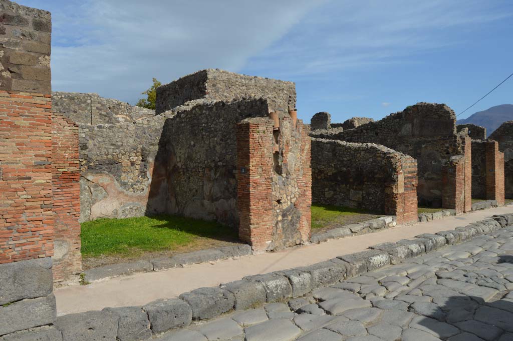 Via Stabiana, east side. March 2018. Looking south from IX.2.2, on left, towards IX.2.3, 4 and 5, on right.
Foto Taylor Lauritsen, ERC Grant 681269 DÉCOR.