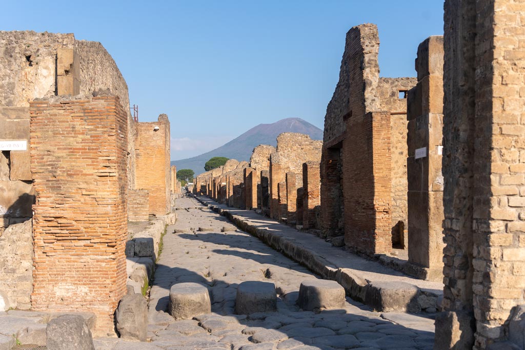 Via Stabiana, Pompeii. October 2023. 
Looking north from Holconius’ crossroads between VII.1, on left, and IX.1, on right. Photo courtesy of Johannes Eber.