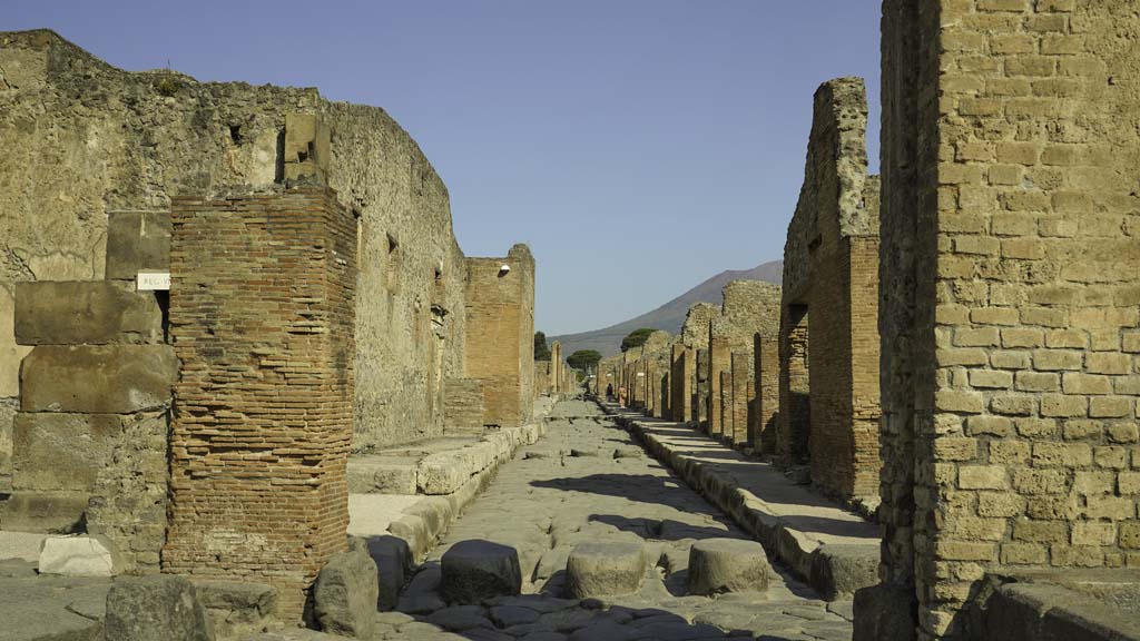 Via Stabiana, August 2021. 
Looking north between VII.1, on left, and IX.1, on right, from Holconius’ crossroads. Photo courtesy of Robert Hanson.