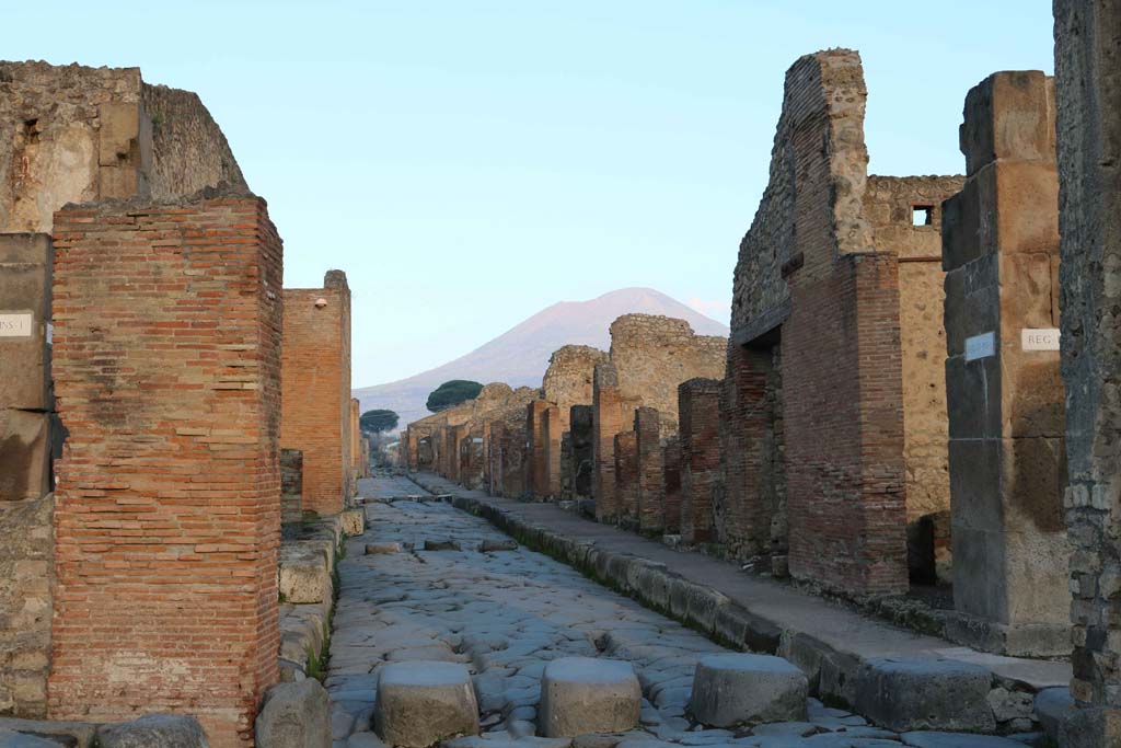 Via Stabiana, Pompeii. December 2018. 
Looking north from Holconius’ crossroads, between VII.1, on left, and IX.1, on right. Photo courtesy of Aude Durand.