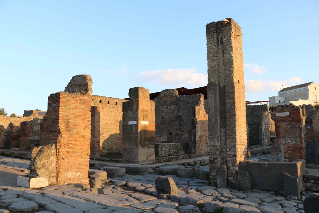 Via Stabiana, lower left to right, December 2018. 
Looking north-east across Holconius’s crossroads towards Via dell’Abbondanza, between IX.1, and I.4, behind fountain, on right.
Photo courtesy of Aude Durand.