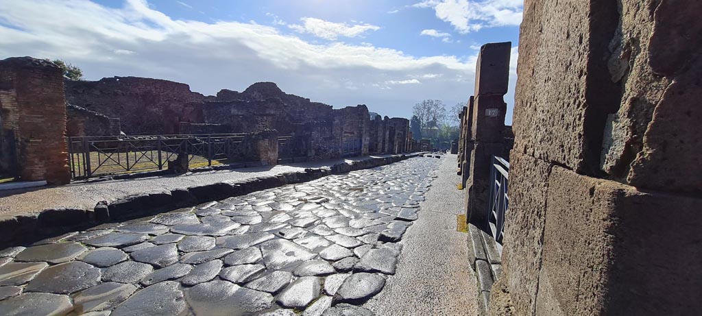 Via Stabiana, Pompeii. April 2022. 
Looking south between I.4 and VIII.4, from VIII.4.17, on right. Photo courtesy of Giuseppe Ciaramella.