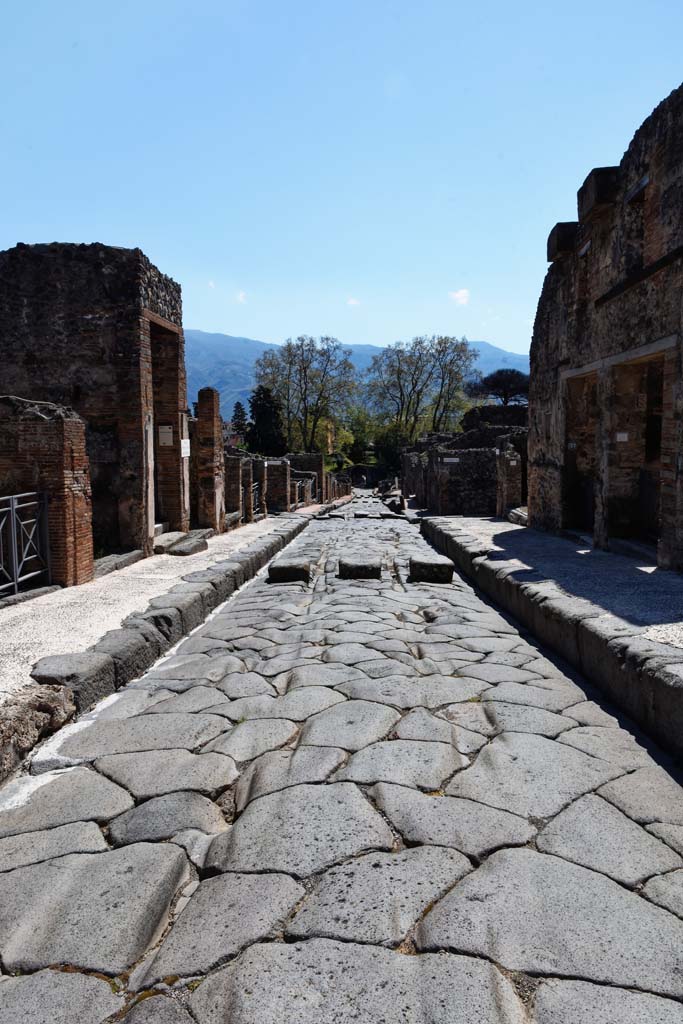 Via Stabiana, Pompeii. April 2021. 
Looking south from between I.4, on left and VIII.4, on right, towards Porta Stabia/Stabian Gate.
Photo courtesy of Nicolas Monteix.