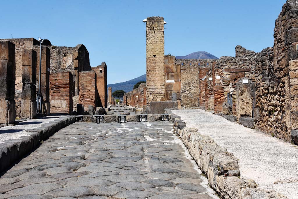 Via Stabiana. April 2021. 
Looking north towards Holconius’ crossroads, from between VIII.4, on left, and I.4, on right. Photo courtesy of Nicolas Monteix and Sandra Zanella.