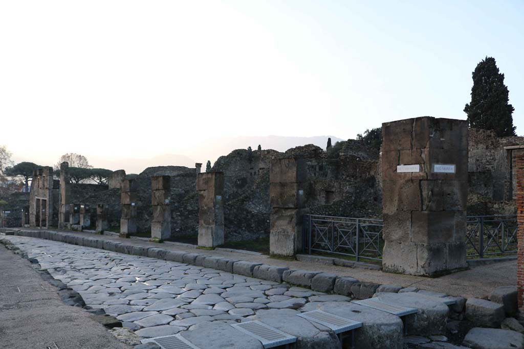 Via Stabiana, Pompeii. December 2018. 
Looking south along west side of roadway, from VIII.4.28, on left, to VIII.4.17a/17, on right. Photo courtesy of Aude Durand.