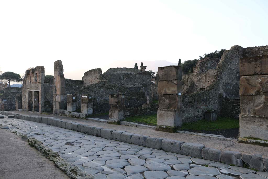 Via Stabiana, Pompeii. December 2018. 
Looking south along west side of roadway, from VIII.4.28, on left, to VIII.4.20, on right. Photo courtesy of Aude Durand.