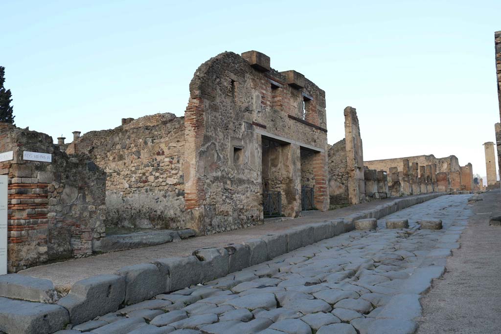 Via Stabiana, west side, Pompeii. December 2018. 
Looking north along west side of roadway, from VIII.4.28, on left, to VIII.4.17a/17, on right. Photo courtesy of Aude Durand.