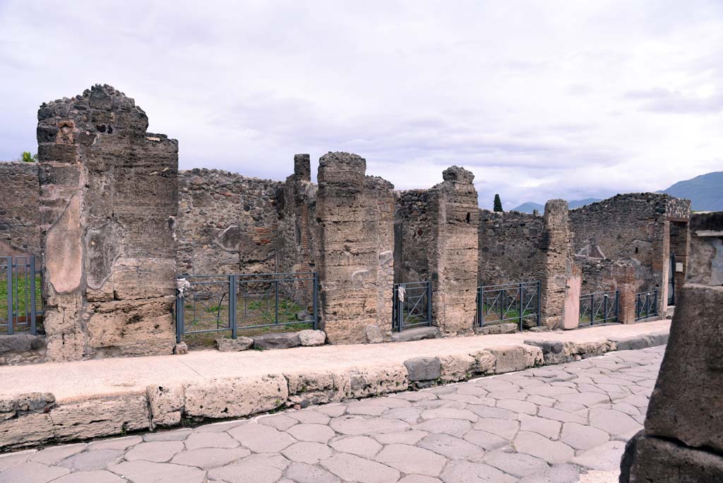 Via Stabiana, east side, Pompeii. October 2019. Looking south-east on Via Stabiana, from I.4.11, on left to I.4.5, on right.      
Foto Tobias Busen, ERC Grant 681269 DÉCOR.