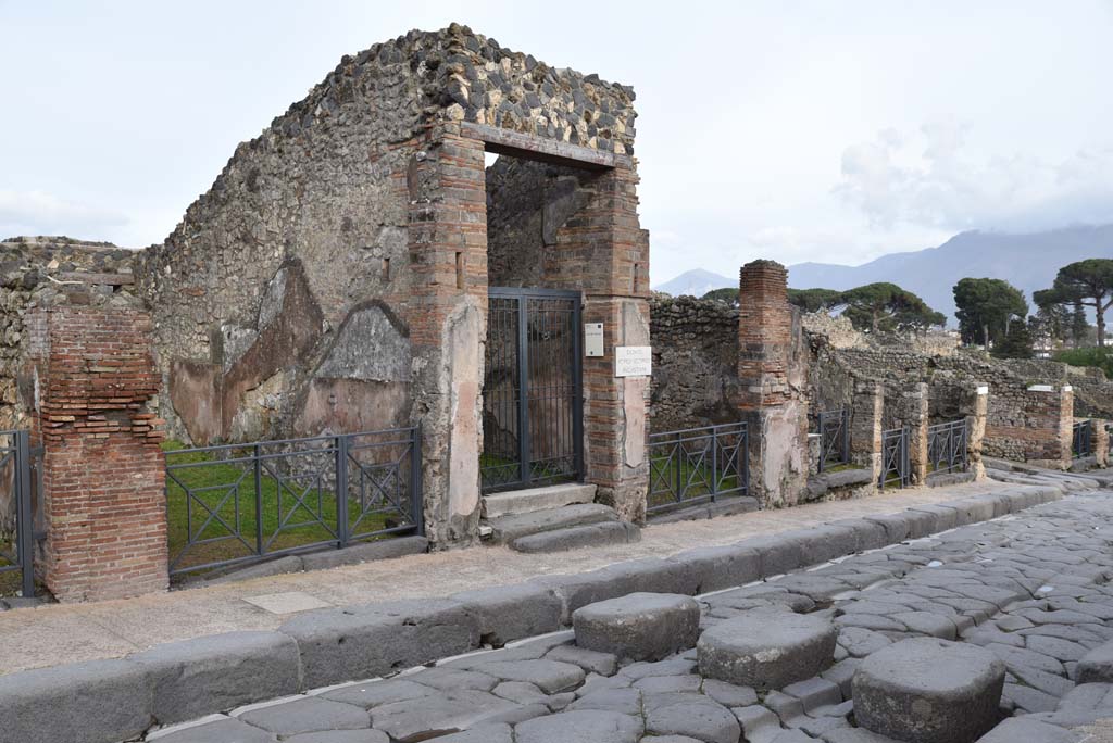 Via Stabiana, east side, Pompeii. March 2018.
Looking south-east towards entrance doorways, from I.4.6, on left, to I.4.1, on right, with Vicolo del Menandro.   
Foto Tobias Busen, ERC Grant 681269 DÉCOR