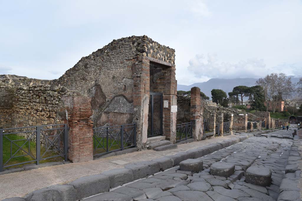 Via Stabiana, east side, Pompeii. March 2018.
Looking south-east towards entrance doorways, from I.4.7, on left, to I.4.1, centre right, and looking south towards Stabian Gate, on right.  
Foto Tobias Busen, ERC Grant 681269 DÉCOR