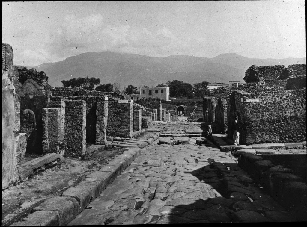 Via Stabiana, Photo by Fratelli Alinari (I. D. E. A.). Looking south to Stabian Gate. 
Used with the permission of the Institute of Archaeology, University of Oxford. File name instarchbx208im 005. Resource ID. 44331.
See photo on University of Oxford HEIR database