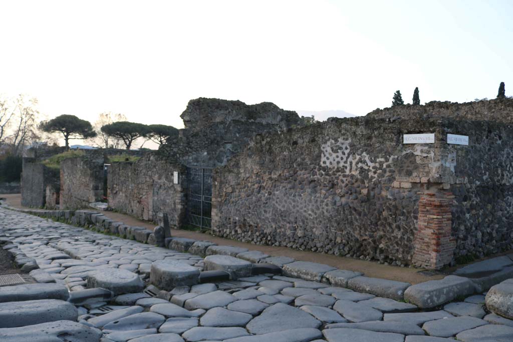 Via Stabiana, west side, Pompeii. December 2018. 
Looking south from junction with Via del Tempio d’Iside, on right. Photo courtesy of Aude Durand.