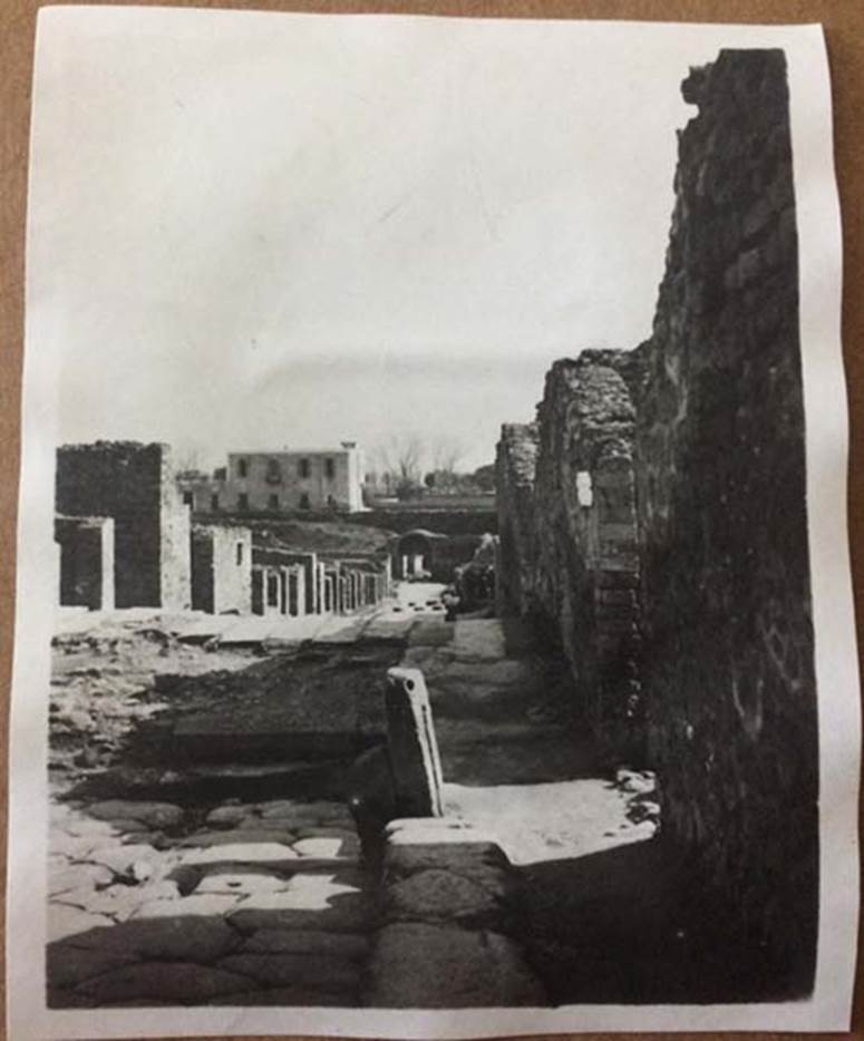 Via Stabiana, Pompeii. August 27, 1904. Looking south from near VIII.7.25.  Photo courtesy of Rick Bauer.