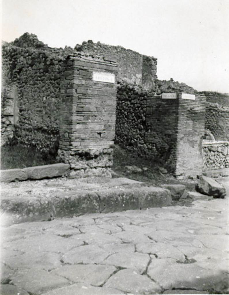 Via Stabiana, east side. Looking south-east to junction with “Via Secunda” between I.3 and I.2. 1935 photograph taken by Tatiana Warscher.
See Warscher T., 1935. Codex Topographicus Pompeianus: Regio I.3. (no.80), Rome: DAIR, whose copyright it remains.