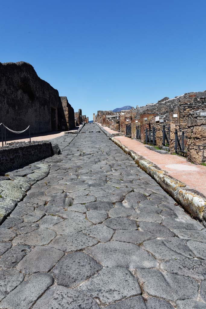 Via Stabiana. April 2021. 
Looking north between VIII.7, on left, and I.2, on right. Photo courtesy of Nicolas Monteix.
