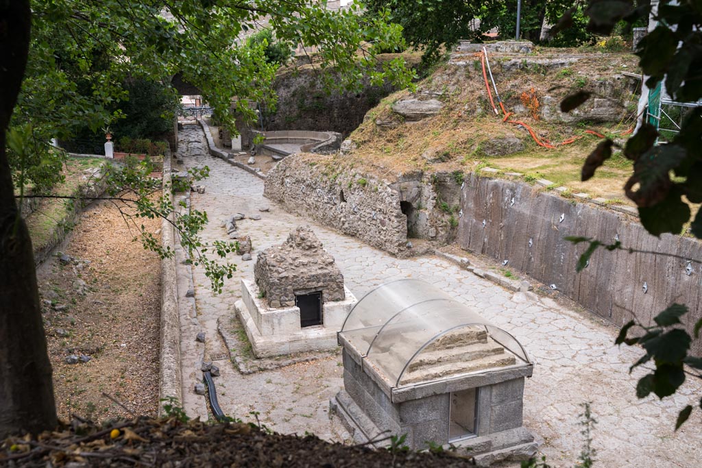 Via Stabiana, Pompeii. July 2021. 
Looking north towards Stabian Gate along continuation of Via Stabia outside of city walls, from tombs SG4 and SG5 Pompeii. 
Photo courtesy of Johannes Eber.
