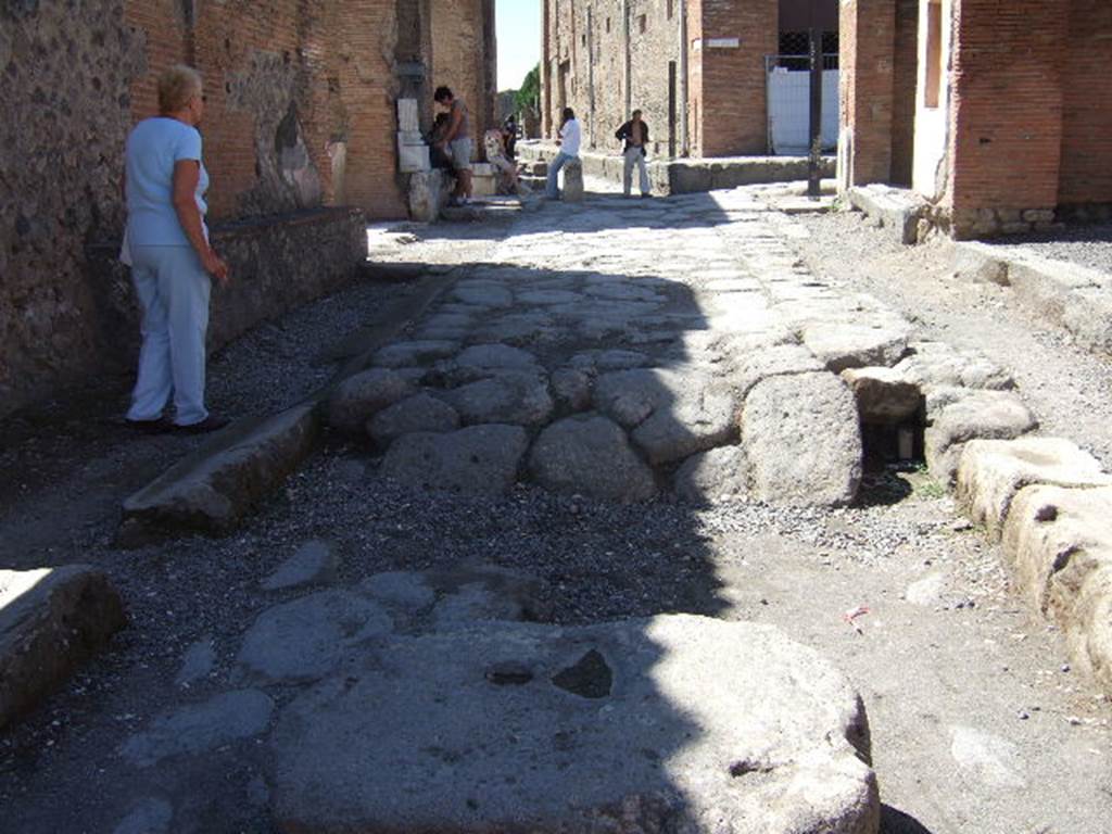 Via degli Augustali between VII.9 and VII.4. September 2005. Looking west towards Vicolo dei Soprastanti and Via del Foro.