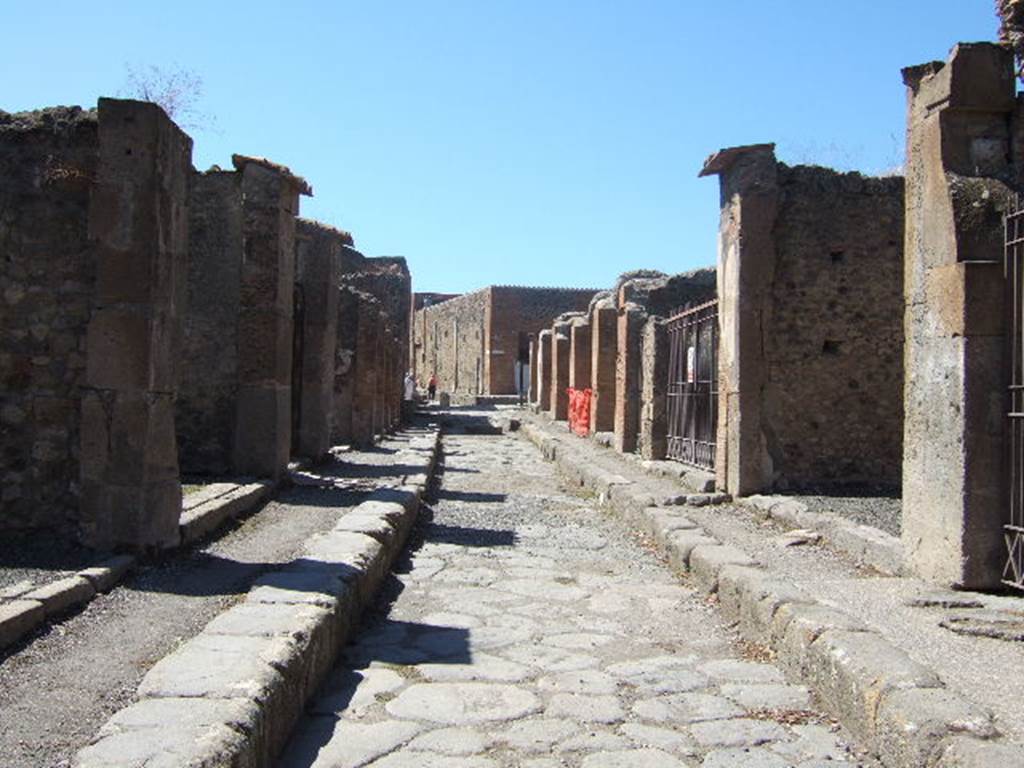 Via degli Augustali between VII.9 and VII.4. September 2005. Looking west from VII.4.24.