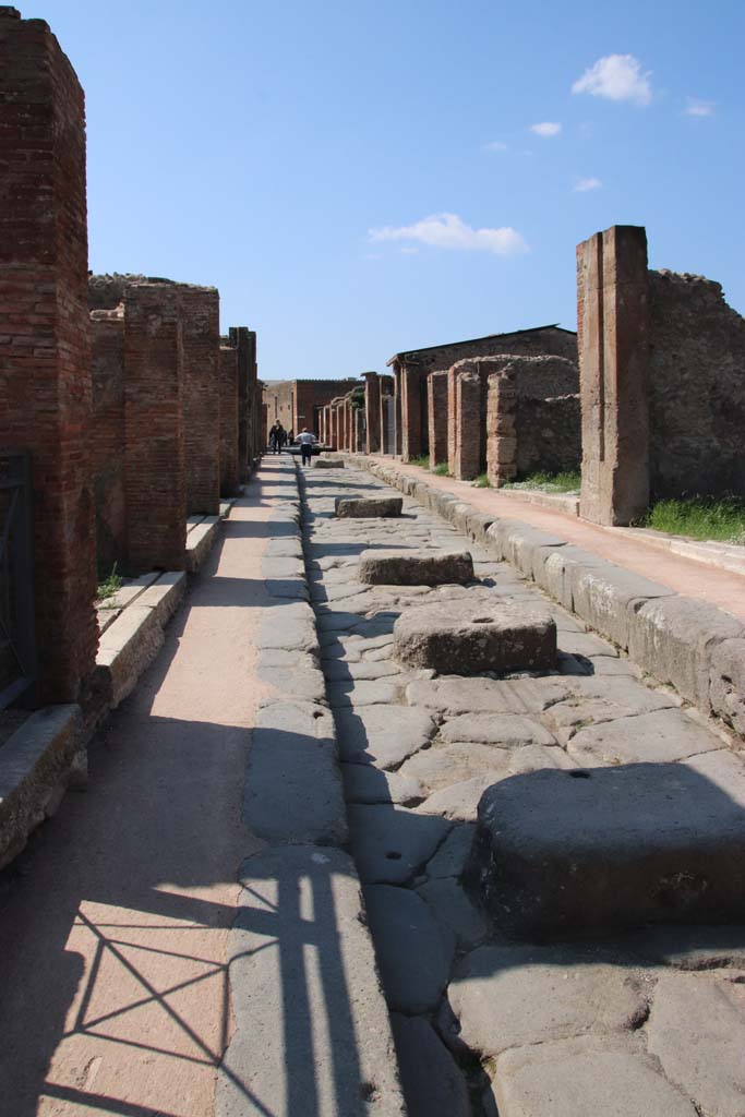 Via degli Augustali between VII.9 and VII.4. September 2017. Looking west.
Photo courtesy of Klaus Heese.