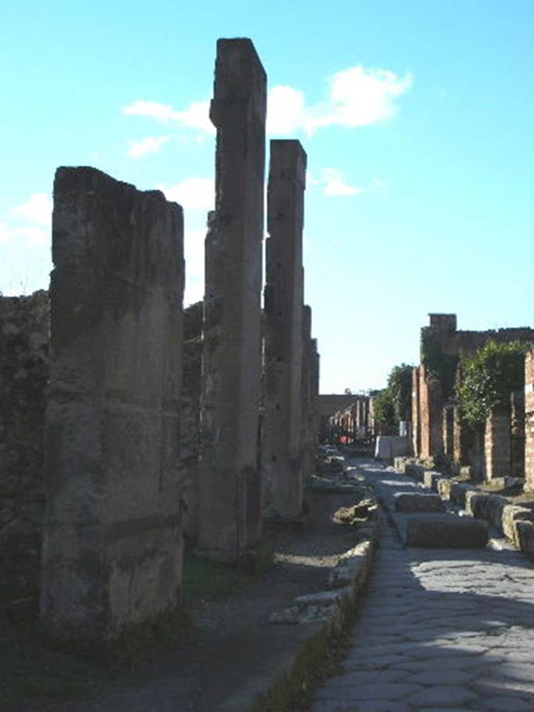Via degli Augustali between VII.12 and VII.2. December 2004. Looking west from VII.12.10.