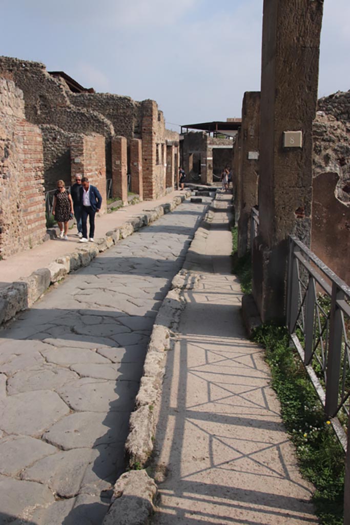 Via degli Augustali, Pompeii. October 2023. 
Looking east from near VII,12,8, on right. Photo courtesy of Klaus Heese.