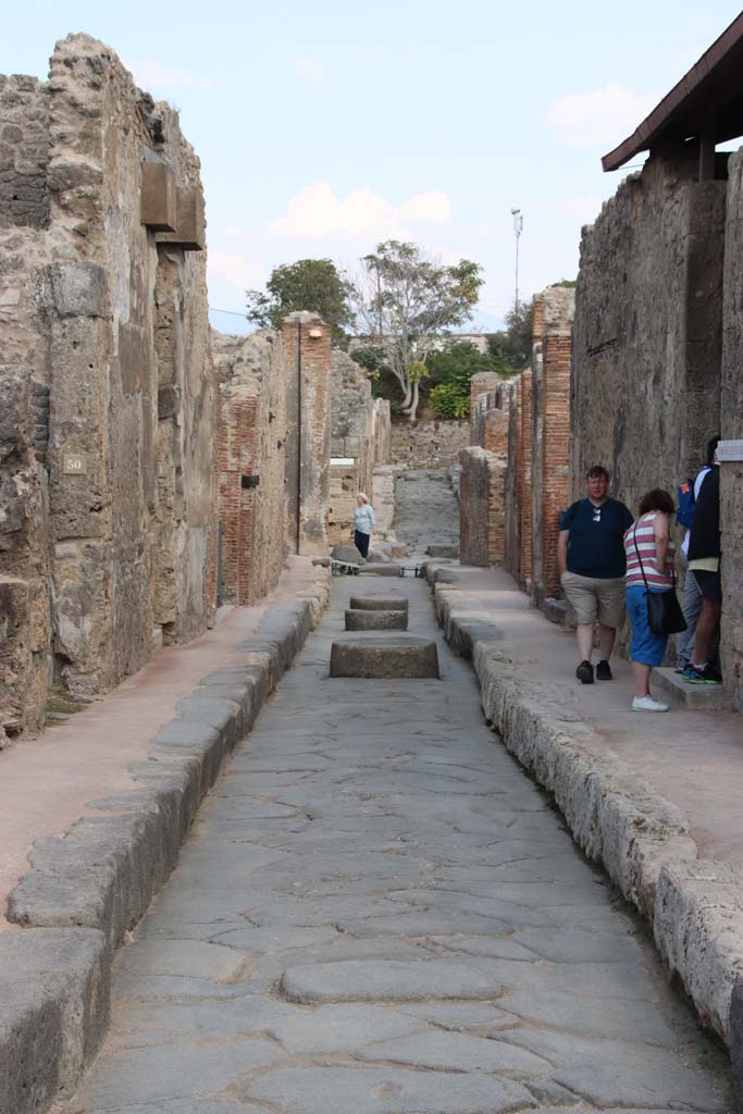 Via degli Augustali, September 2017. Looking east between VII.2 and VII.1, from near VII.2.50, on left.
Photo courtesy of Klaus Heese.