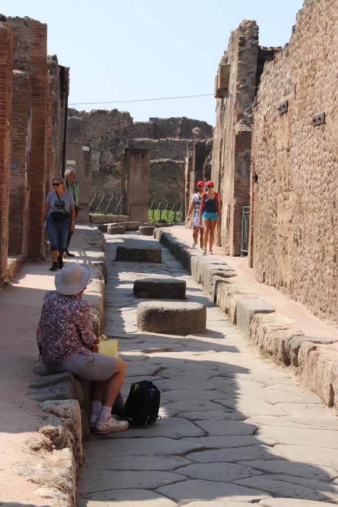 Via degli Augustali. September 2017. Looking west between VII.1 and VII.2.
Photo courtesy of Klaus Heese.