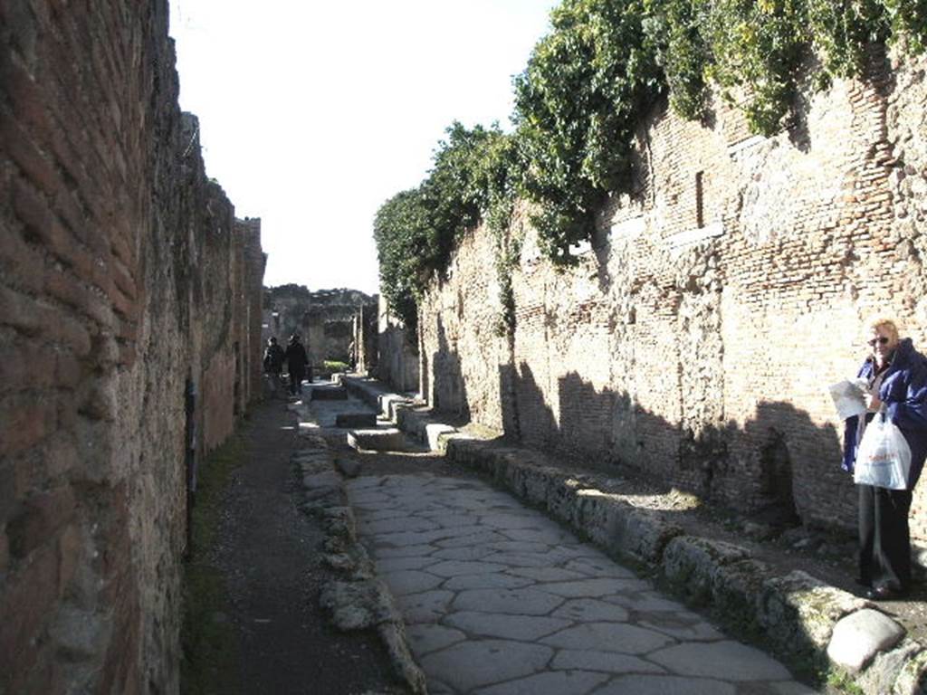 Via degli Augustali between VII.1 and VII.2. December 2004. Looking west.