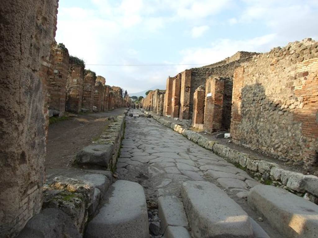Via Stabiana between VII.2 and IX.3. December 2006. Looking north from crossroads with Via degli Augustali (on left) and unnamed vicolo (on right).