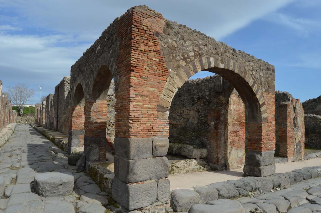 Unnamed vicolo between IX.3 and IX.2. March 2018. 
Looking east along vicolo, a continuation of Via degli Augustali, from junction with Via Stabiana, with IX.2.1, in centre.
Foto Taylor Lauritsen, ERC Grant 681269 DÉCOR.