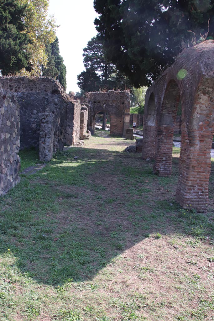 Via dei Sepolcri, east side, Pompeii. October 2023.
Looking south along colonnade. Photo courtesy of Klaus Heese.