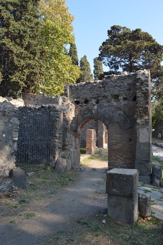 Via dei Sepolcri, Pompeii. October 2017. Looking south from near HGE15, on left.
Foto Taylor Lauritsen, ERC Grant 681269 DÉCOR