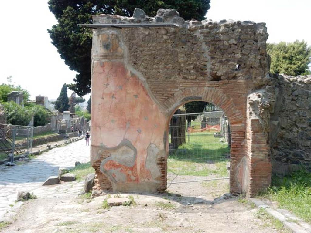Via dei Sepolcri, east side, Pompeii. May 2015. Looking north from outside HGE14.
Photo courtesy of Buzz Ferebee.