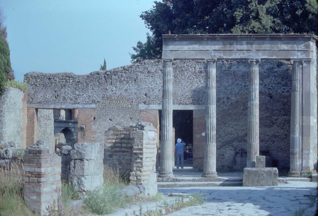 Via dei Teatri. 1971. Looking south from Via dei Teatri towards entrance to VIII.7.30, with fountain outside.
On the left are the entrances of VIII.4.40 and 41. Photo courtesy of Rick Bauer, from Dr George Fay’s slides collection.