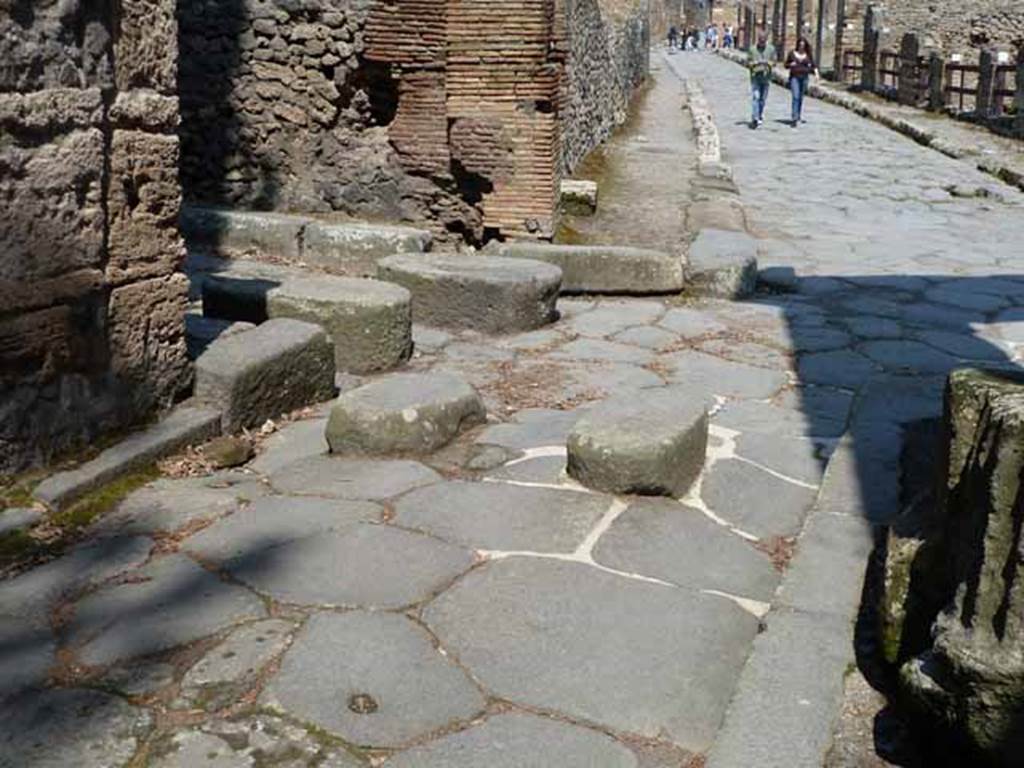 Via dei Teatri,  May 2010. Looking north at stepping stones at junction with Vicolo delle Pareti Rosse, centre left.