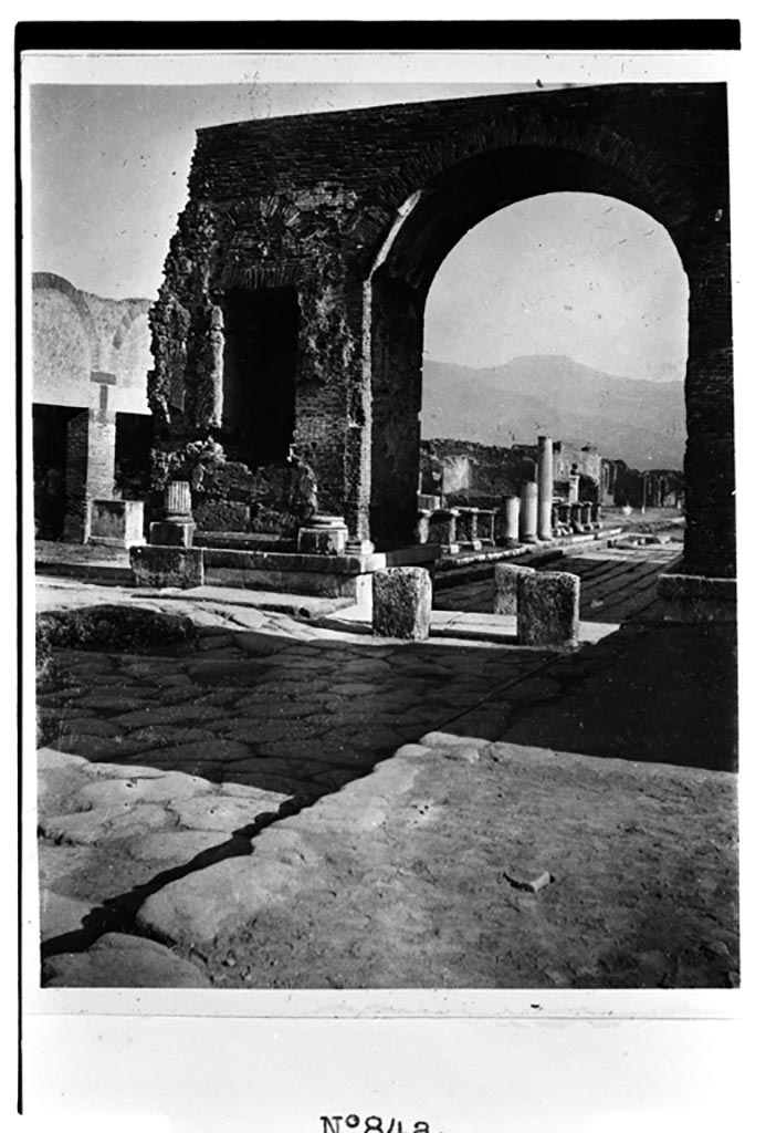 Forum arch at south end of Via Foro. W.1601. 
Photo by Tatiana Warscher. Photo © Deutsches Archäologisches Institut, Abteilung Rom, Arkiv.