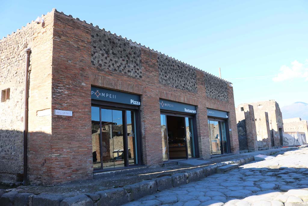 Via del Foro, west side, Pompeii. December 2018. 
VII.5.18/19/20, the “modern” restaurant, on west side of Via del Foro. Photo courtesy of Aude Durand.