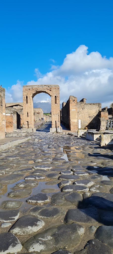 Via del Foro, Pompeii. April 2022.
Looking north to junction with Via Mercurio. Photo courtesy of Giuseppe Ciaramella.