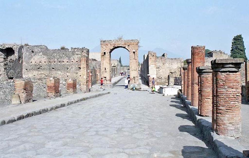 Via del Foro, Pompeii. October 2001. Looking north to junction with Via Mercurio.
Photo courtesy of Peter Woods.