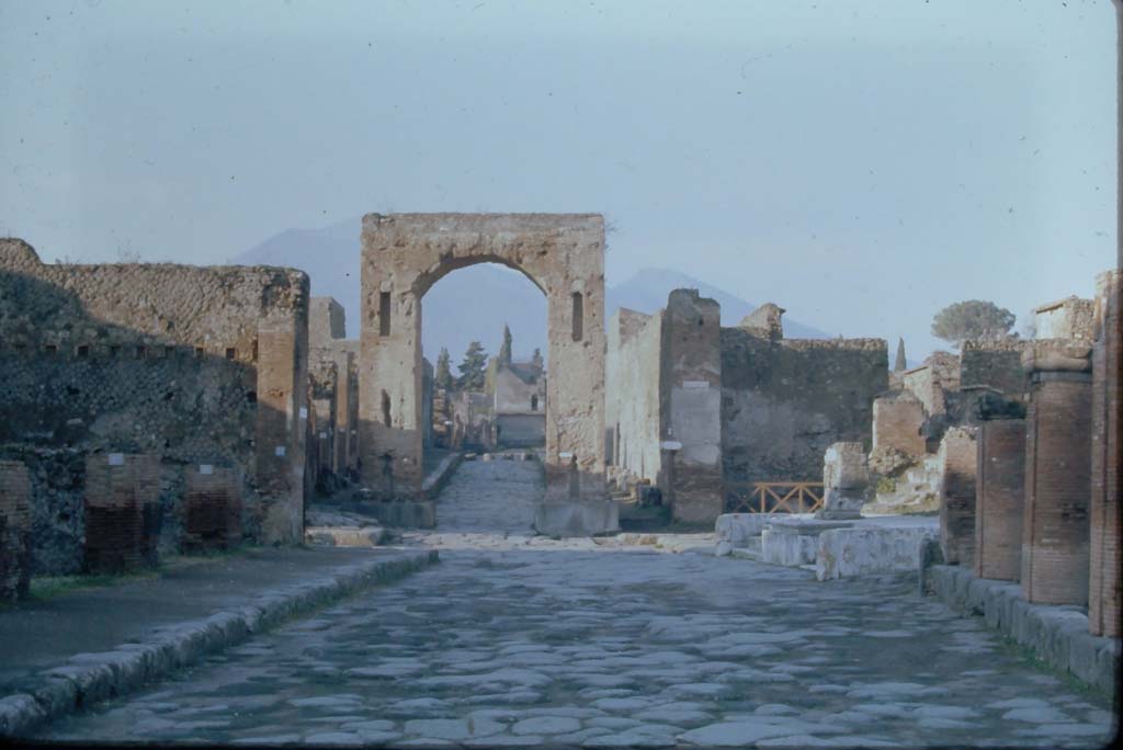 Via del Foro, Pompeii.  4th December 1971. Looking north to arch on Via di Mercurio, with Temple of Fortuna, on right.
Photo courtesy of Rick Bauer, from Dr George Fay’s slides collection.