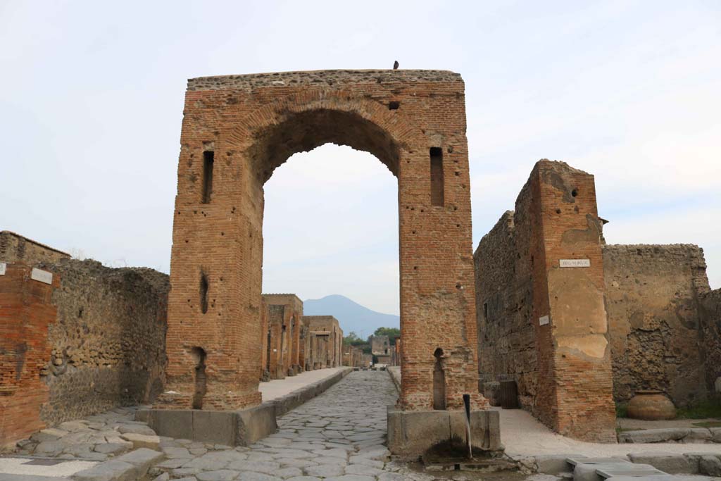 Via di Mercurio, Pompeii. September 2018. 
Looking north through the Arch of Caligula from junction with Via del Foro. Photo courtesy of Aude Durand.