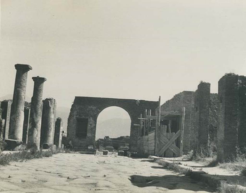 Via del Foro. 1940’s. Looking south towards the Forum. Photo courtesy of Rick Bauer.