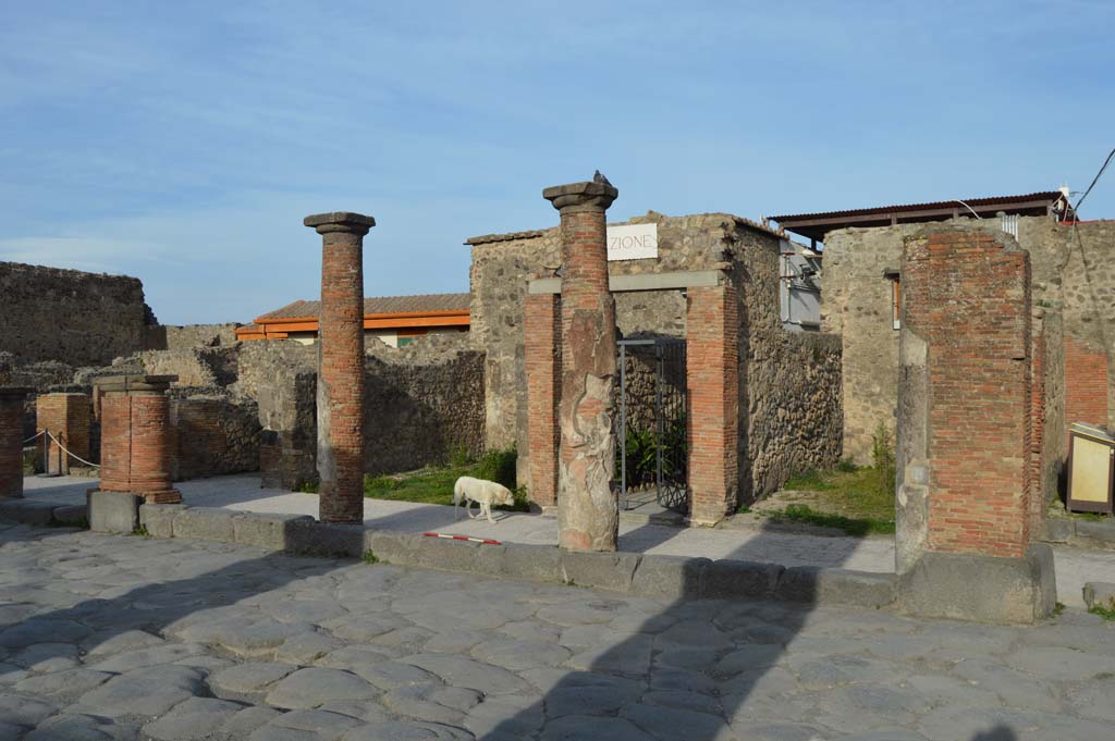 Via del Foro, east side, Pompeii. March 2019. Pilaster/column at south end of portico, on right, outside VII.4.12.
Foto Taylor Lauritsen, ERC Grant 681269 DÉCOR