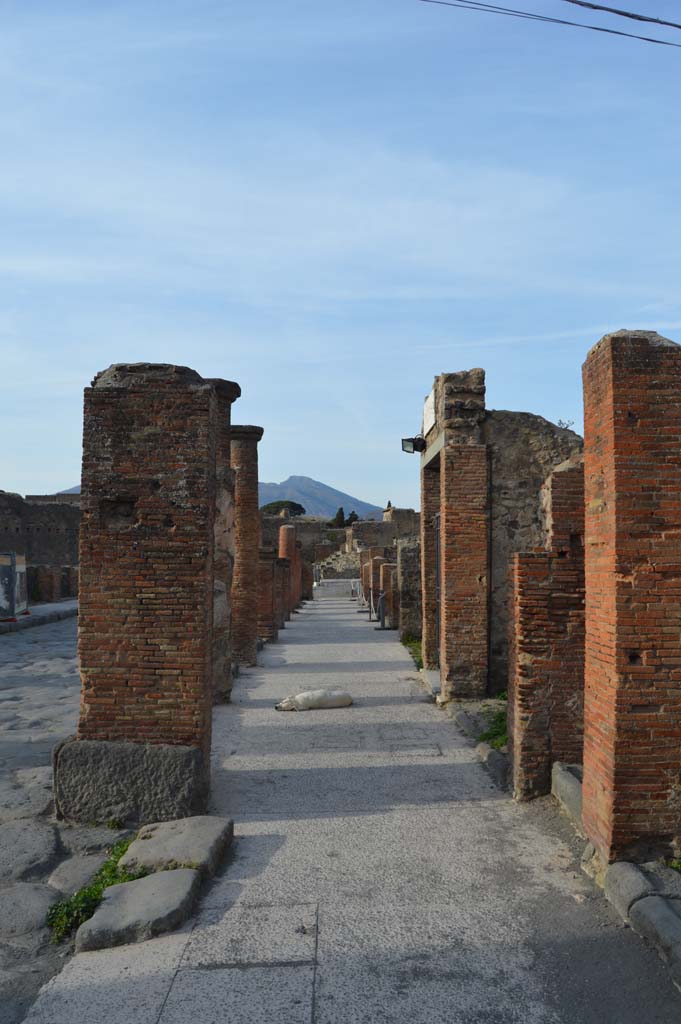 Via del Foro, east side, Pompeii. March 2019. 
Looking north along pavement underneath portico, from pilaster/column at south end. 
Foto Taylor Lauritsen, ERC Grant 681269 DÉCOR.