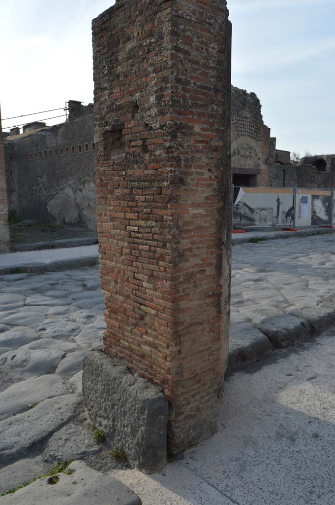 Via del Foro, east side, Pompeii. March 2019. 
Detail of pilaster/column at south end of portico, looking north-west. 
Foto Taylor Lauritsen, ERC Grant 681269 DÉCOR.
