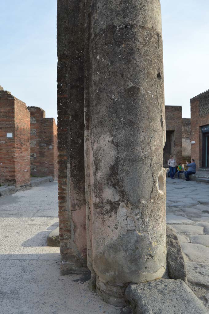 Via del Foro, east side, Pompeii. March 2019. 
Detail of pilaster/column at south end of portico, looking south. 
Foto Taylor Lauritsen, ERC Grant 681269 DÉCOR.