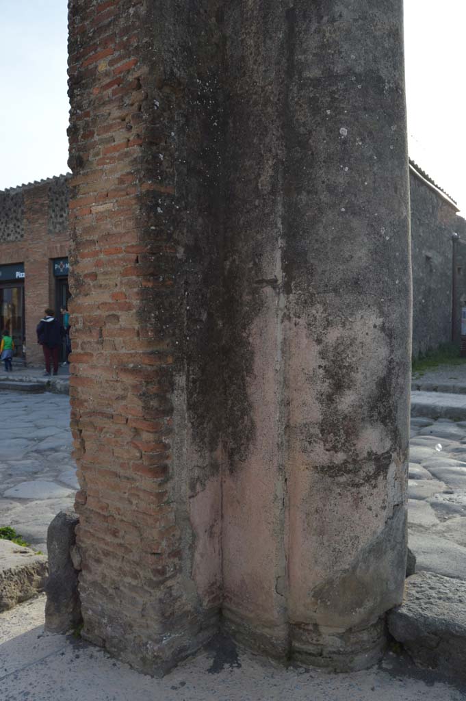 Via del Foro, east side, Pompeii. March 2019. 
Detail of stuccoed pilaster/column at south end of portico, looking south-west. 
Foto Taylor Lauritsen, ERC Grant 681269 DÉCOR.